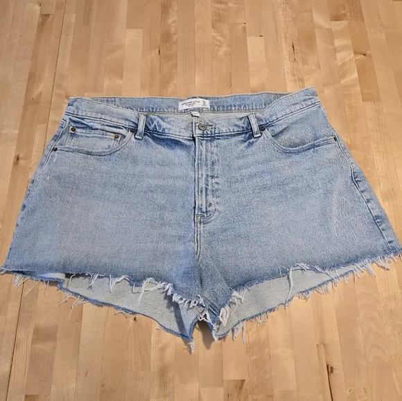 Abercrombie &amp; Fitch Mom Short Mid-Rise Curve Love Size 18/34