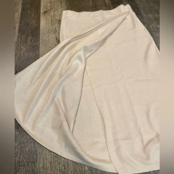 Banana Republic NWT Midi Sweater Skirt - Size Small: Effortless Elegance