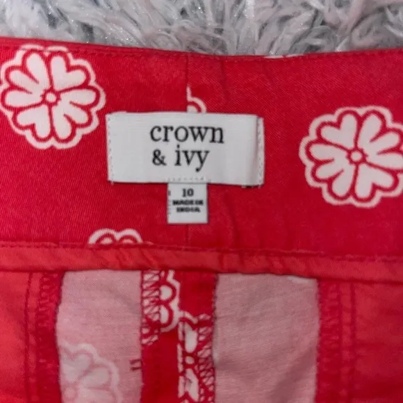 Crown &amp; Ivy || NWT scolloped shorts size 10