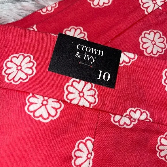 Crown &amp; Ivy || NWT scolloped shorts size 10