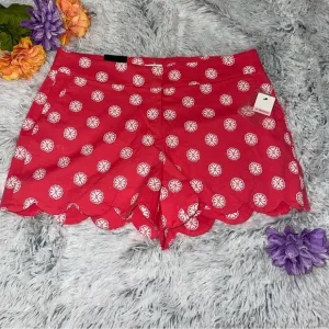 Crown &amp; Ivy || NWT scolloped shorts size 10