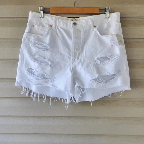 Free People we the free white distressed shorts size 31