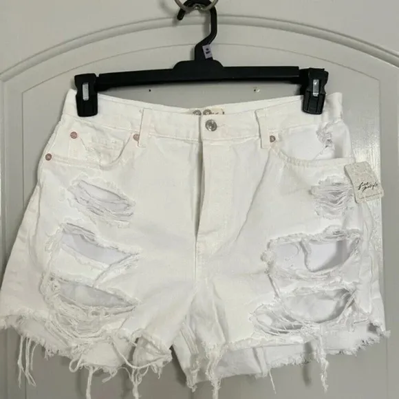 FREE PEOPLE - White Mid Rise Distressed Denim Shorts Maggie size 28 NWT