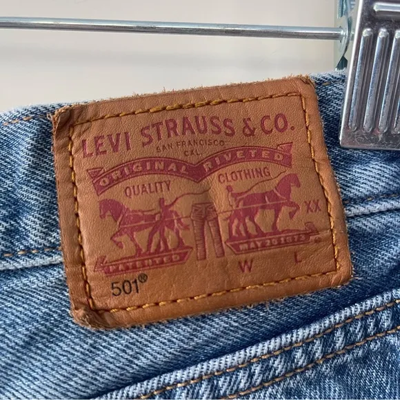 Levi’s 501 cut off button fly distressed medium wash denim shorts, Size 29
