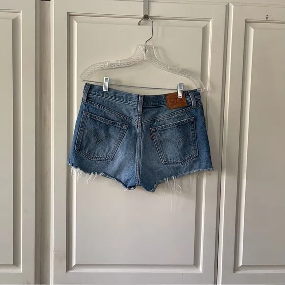 Levi’s 501 cut off button fly distressed medium wash denim shorts, Size 29