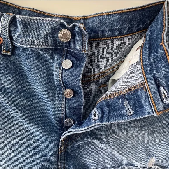 Levi’s 501 cut off button fly distressed medium wash denim shorts, Size 29