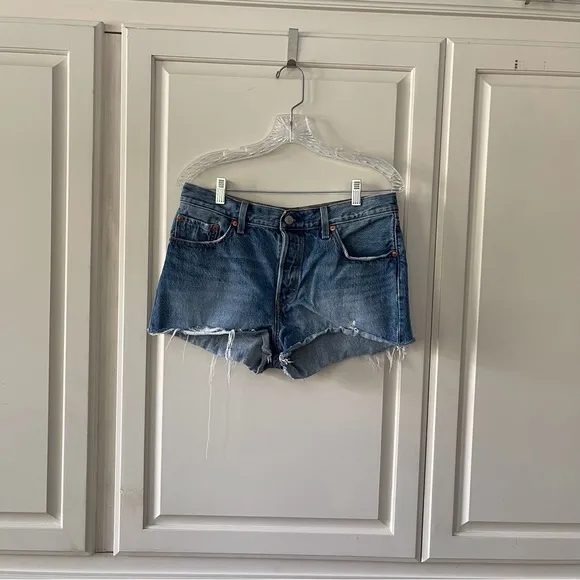 Levi’s 501 cut off button fly distressed medium wash denim shorts, Size 29