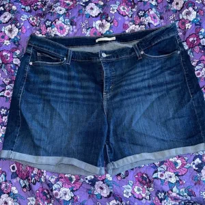 Levi’s Mid-Length Shorts - Size 22W