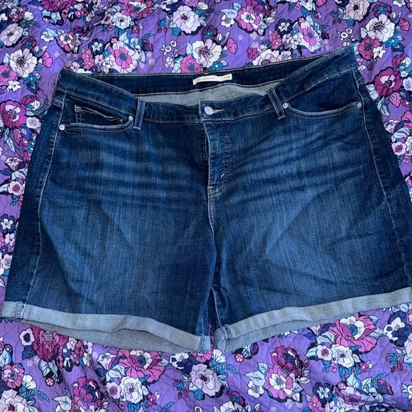Levi’s Mid-Length Shorts - Size 22W