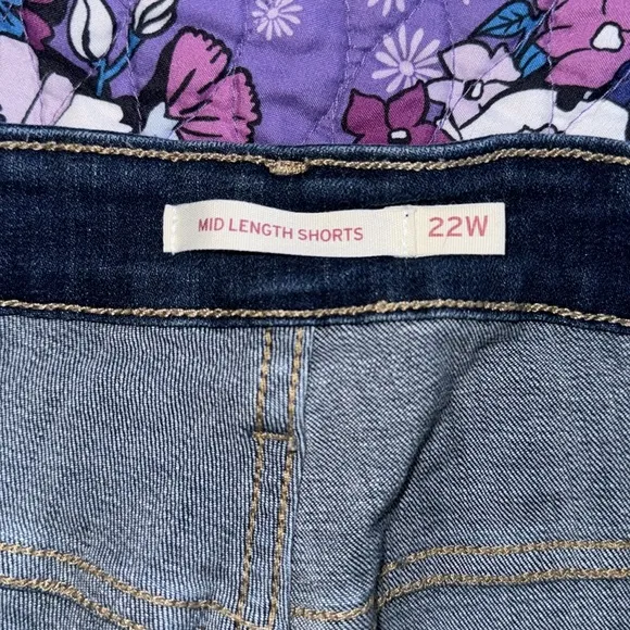 Levi’s Mid-Length Shorts - Size 22W