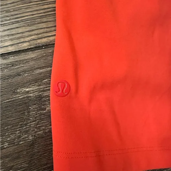 Lululemon On the Fly Mid Rise Coral Red Shorts Womens Size 6‎