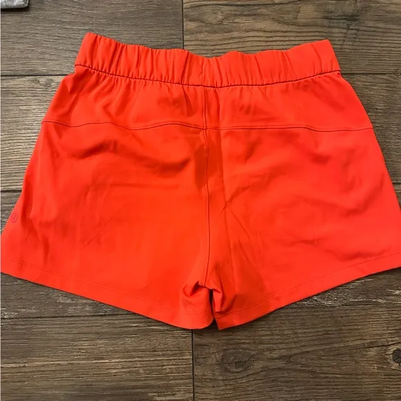 Lululemon On the Fly Mid Rise Coral Red Shorts Womens Size 6‎