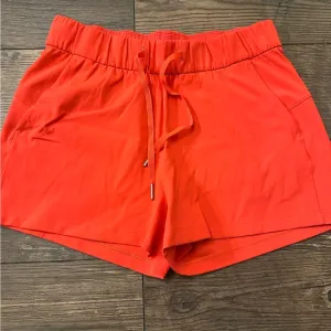 Lululemon On the Fly Mid Rise Coral Red Shorts Womens Size 6‎