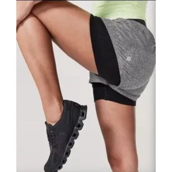 LULULEMON Seamless Moves Short *2.5&quot; Gray Black Sz 8 {3Z23}