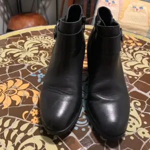 NATURALIZER LYDIA BOOT Sz: 6