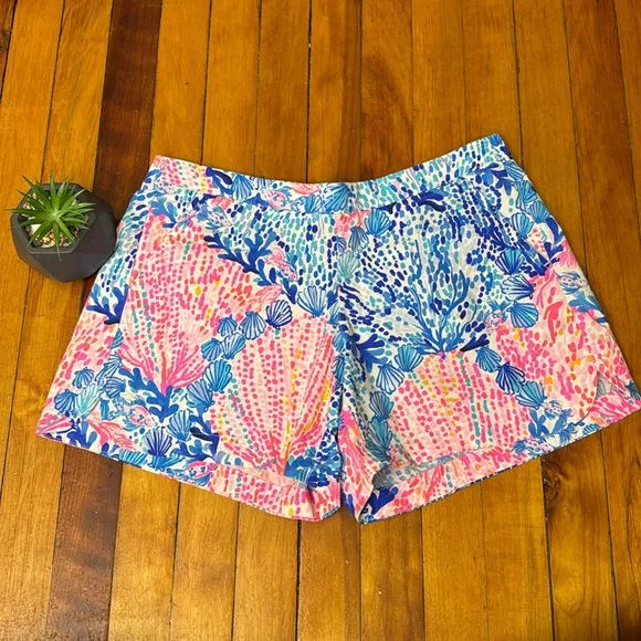 Never worn Lilly Pulitzer Ocean View Shorts in Sway This Way size M