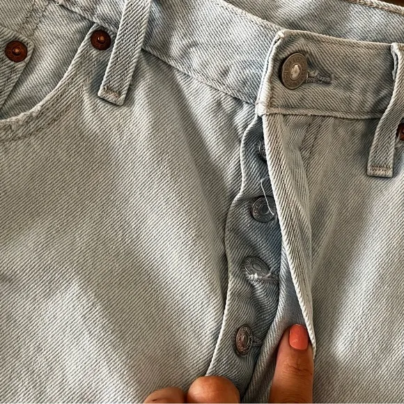 New Levi’s 501 original high rise denim shorts in Light wash indigo Size 31