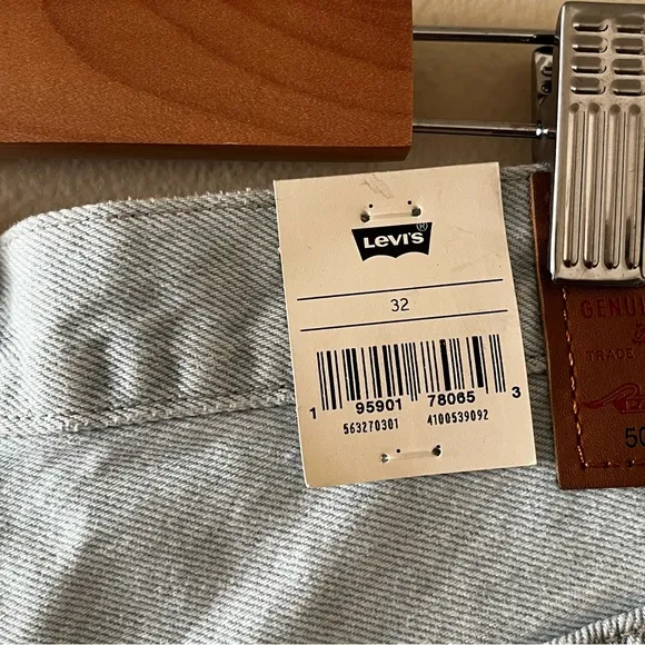 New Levi’s 501 original high rise denim shorts in Light wash indigo Size 31