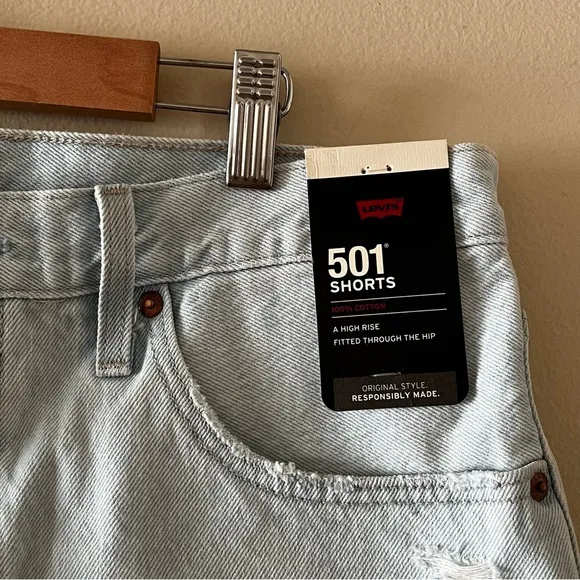 New Levi’s 501 original high rise denim shorts in Light wash indigo Size 31