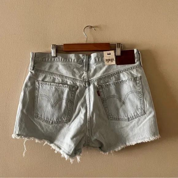 New Levi’s 501 original high rise denim shorts in Light wash indigo Size 31