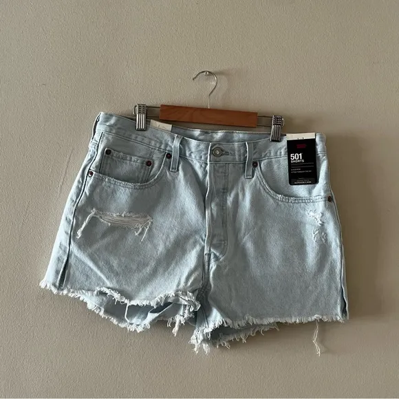 New Levi’s 501 original high rise denim shorts in Light wash indigo Size 31