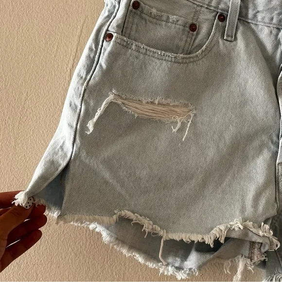 New Levi’s 501 original high rise denim shorts in Light wash indigo Size 31