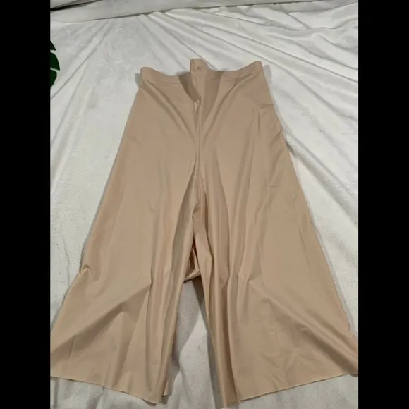 NEW Spanx Thinstincts High Waist Mid-Thigh Shorts Nude [SZ Medium ]‎