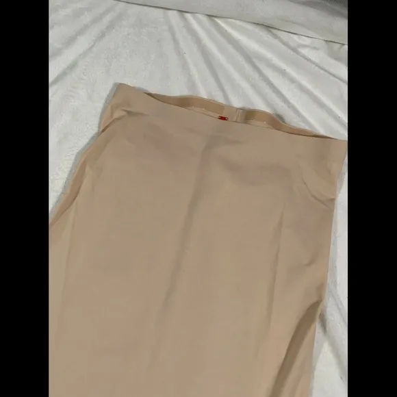 NEW Spanx Thinstincts High Waist Mid-Thigh Shorts Nude [SZ Medium ]‎