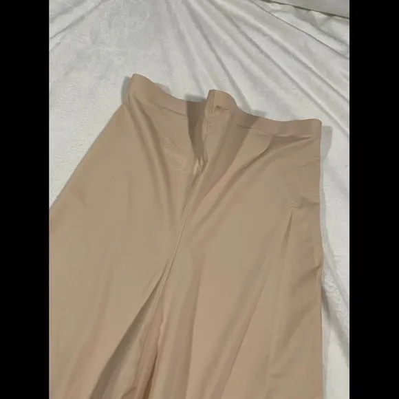NEW Spanx Thinstincts High Waist Mid-Thigh Shorts Nude [SZ Medium ]‎