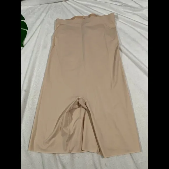 NEW Spanx Thinstincts High Waist Mid-Thigh Shorts Nude [SZ Medium ]‎