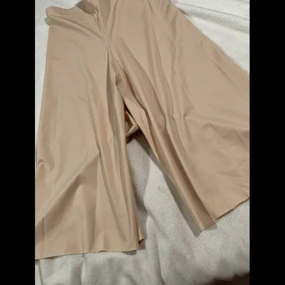 NEW Spanx Thinstincts High Waist Mid-Thigh Shorts Nude [SZ Medium ]‎