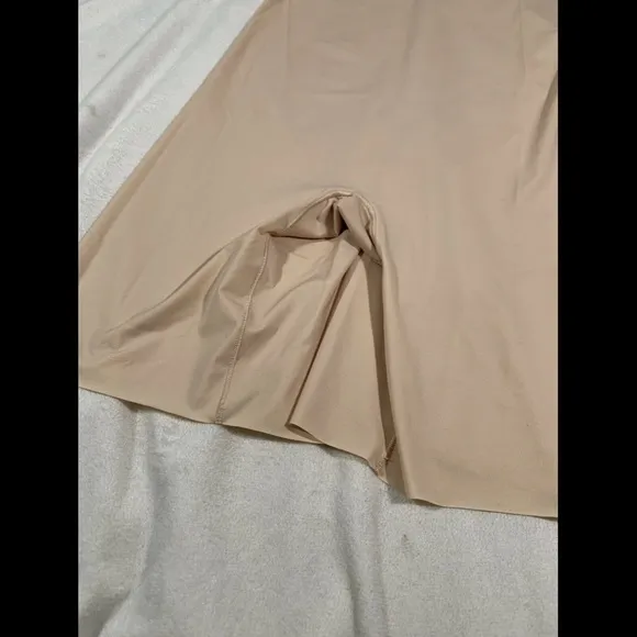 NEW Spanx Thinstincts High Waist Mid-Thigh Shorts Nude [SZ Medium ]‎