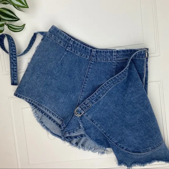 NWOT•DL1961• Hadley Frayed Ruffled Skort