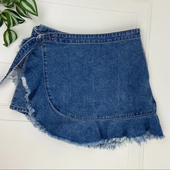 NWOT•DL1961• Hadley Frayed Ruffled Skort