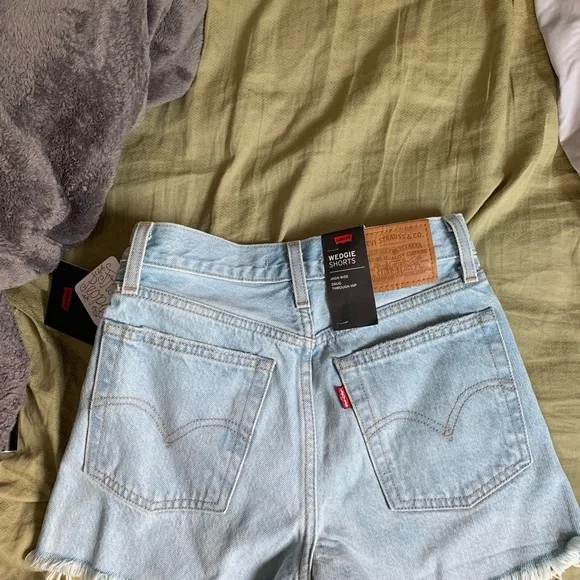 NWT High rise Levi denim shorts