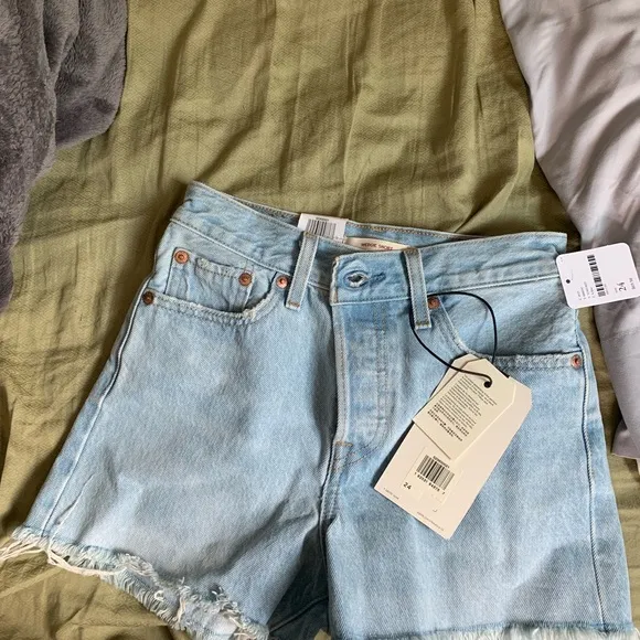 NWT High rise Levi denim shorts