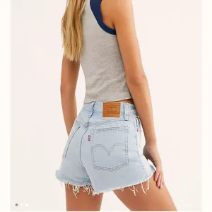 NWT High rise Levi denim shorts