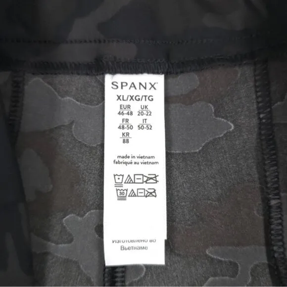 NWT SPANX Sunshine Shorts 6” Black Camo Stretch Shorts with Pockets 50213R Sz XL