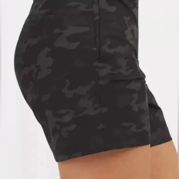 NWT SPANX Sunshine Shorts 6” Black Camo Stretch Shorts with Pockets 50213R Sz XL