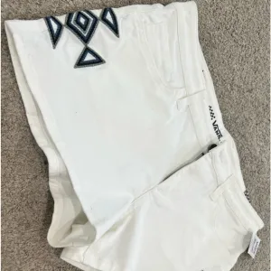 NWT Vans Tribal shorts size 9