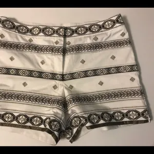 NWT White House Black Market Petite Embellished Shorts, White, Size 12P