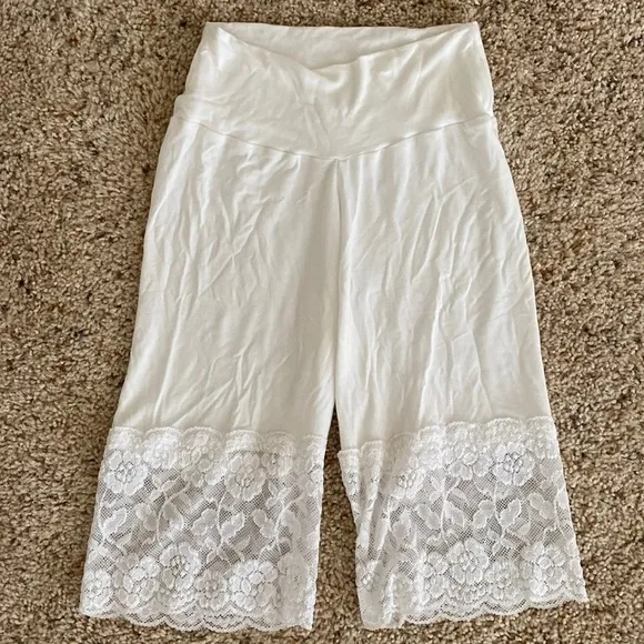Okikai Designs Etsy White Bamboo Shorts with Lace Trim M