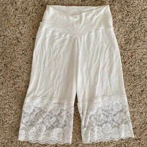 Okikai Designs Etsy White Bamboo Shorts with Lace Trim M