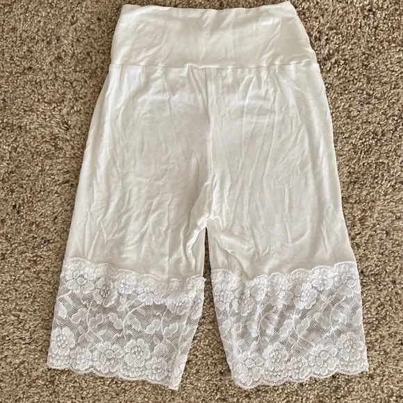 Okikai Designs Etsy White Bamboo Shorts with Lace Trim M