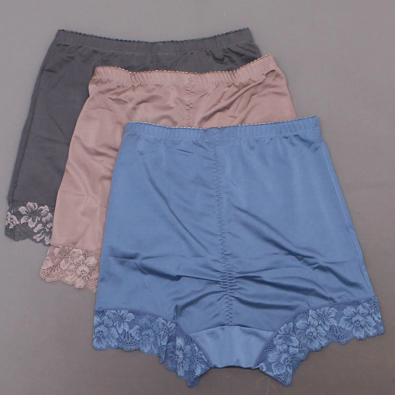 Rhonda Shear Women's 3 Pack Smooth Pin Up Panties with Lace Trim