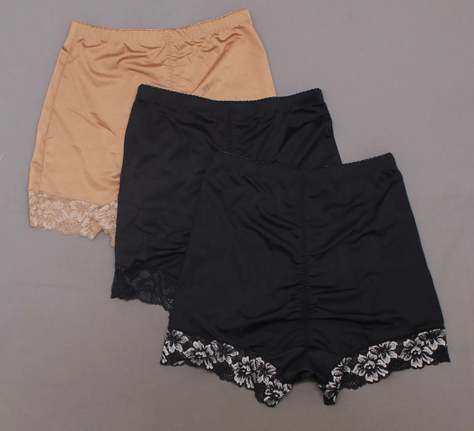 Rhonda Shear Women's 3 Pack Smooth Pin Up Panties with Lace Trim