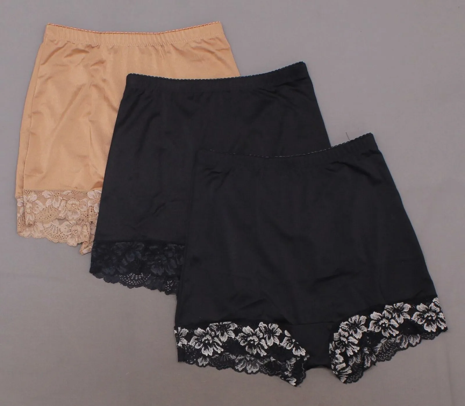 Rhonda Shear Women's 3 Pack Smooth Pin Up Panties with Lace Trim