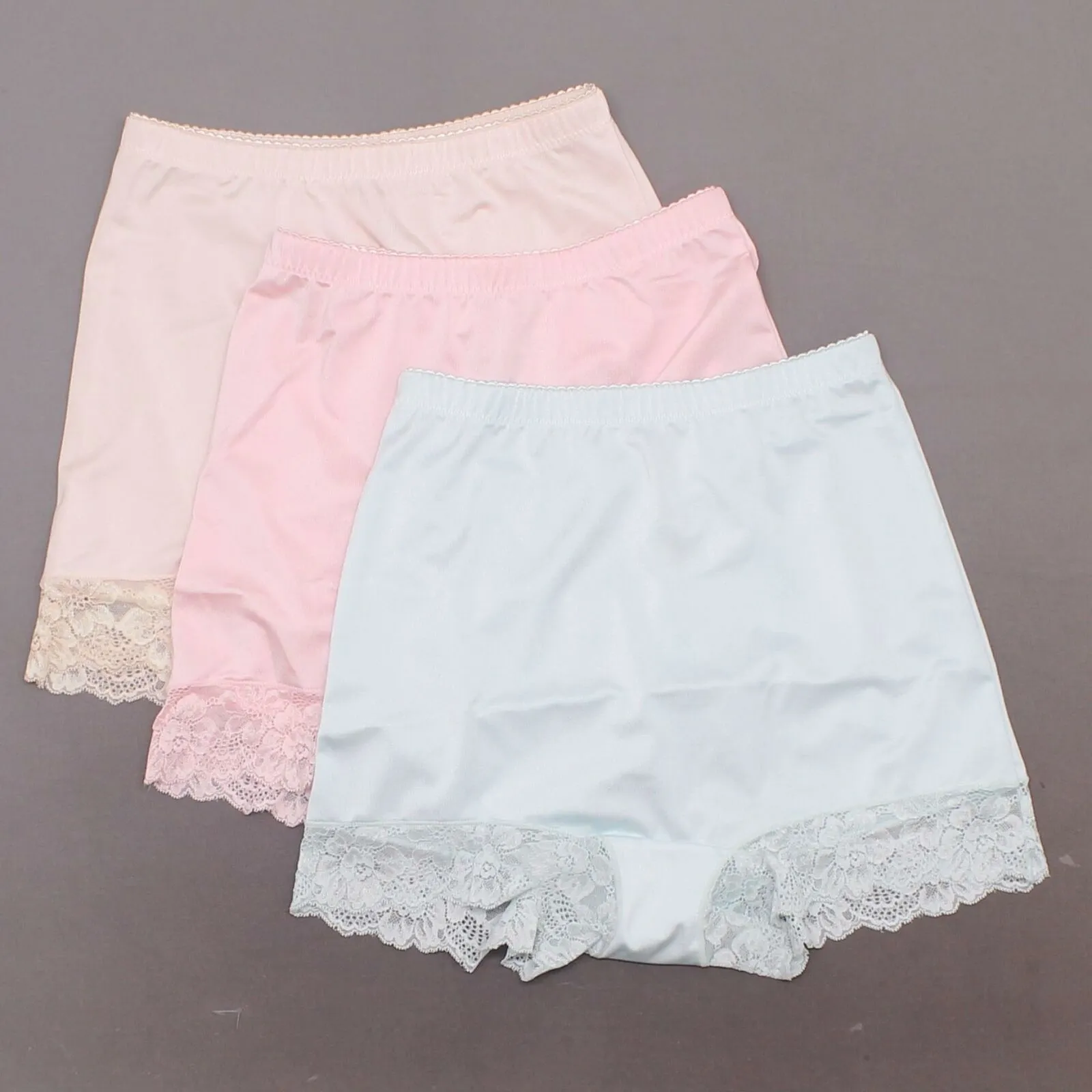 Rhonda Shear Women's 3 Pack Smooth Pin Up Panties with Lace Trim