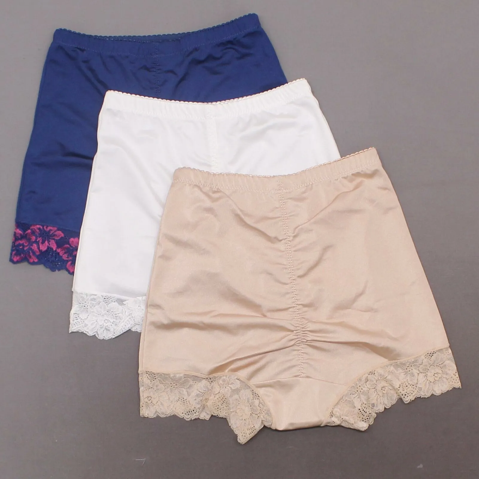 Rhonda Shear Women's 3 Pack Smooth Pin Up Panties with Lace Trim