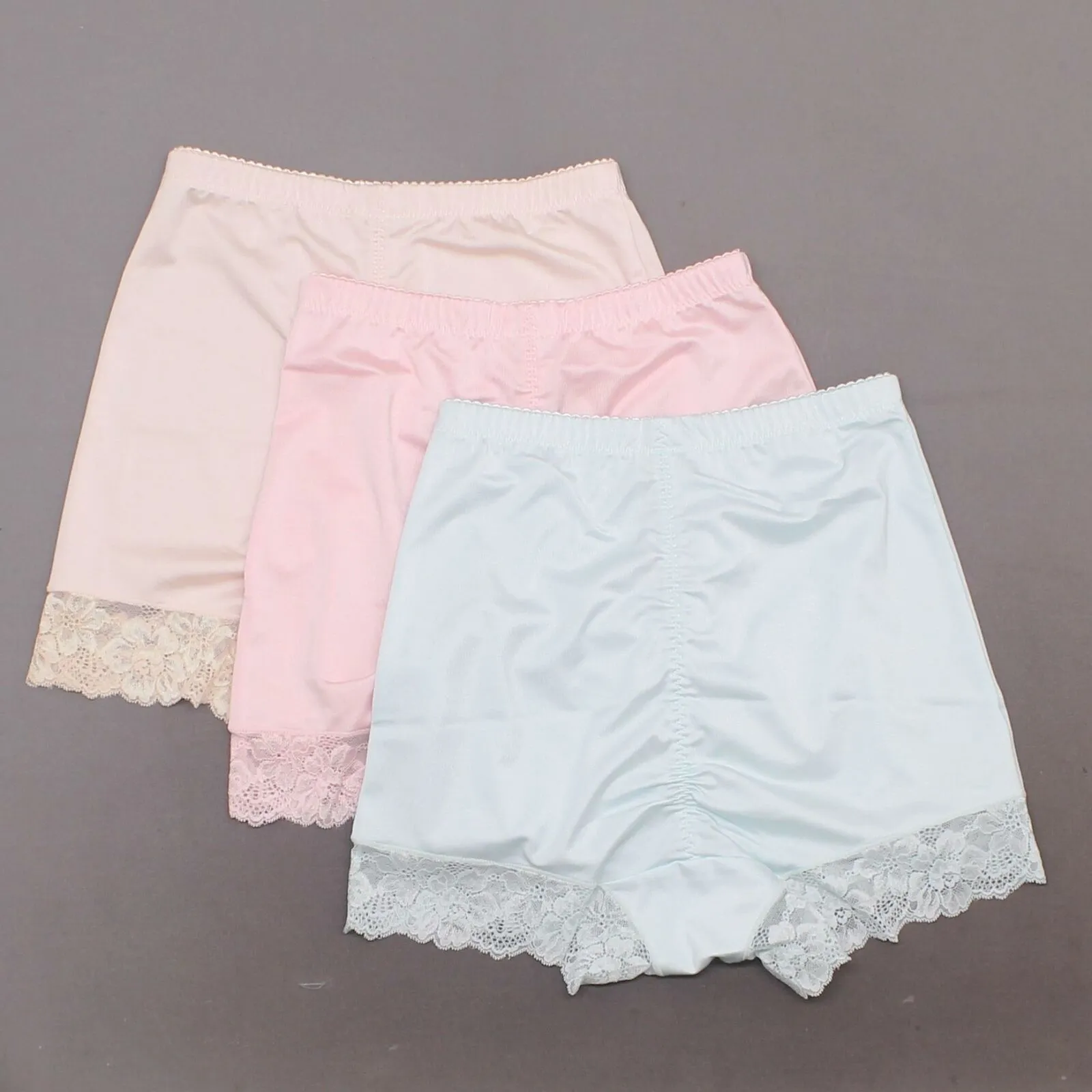 Rhonda Shear Women's 3 Pack Smooth Pin Up Panties with Lace Trim